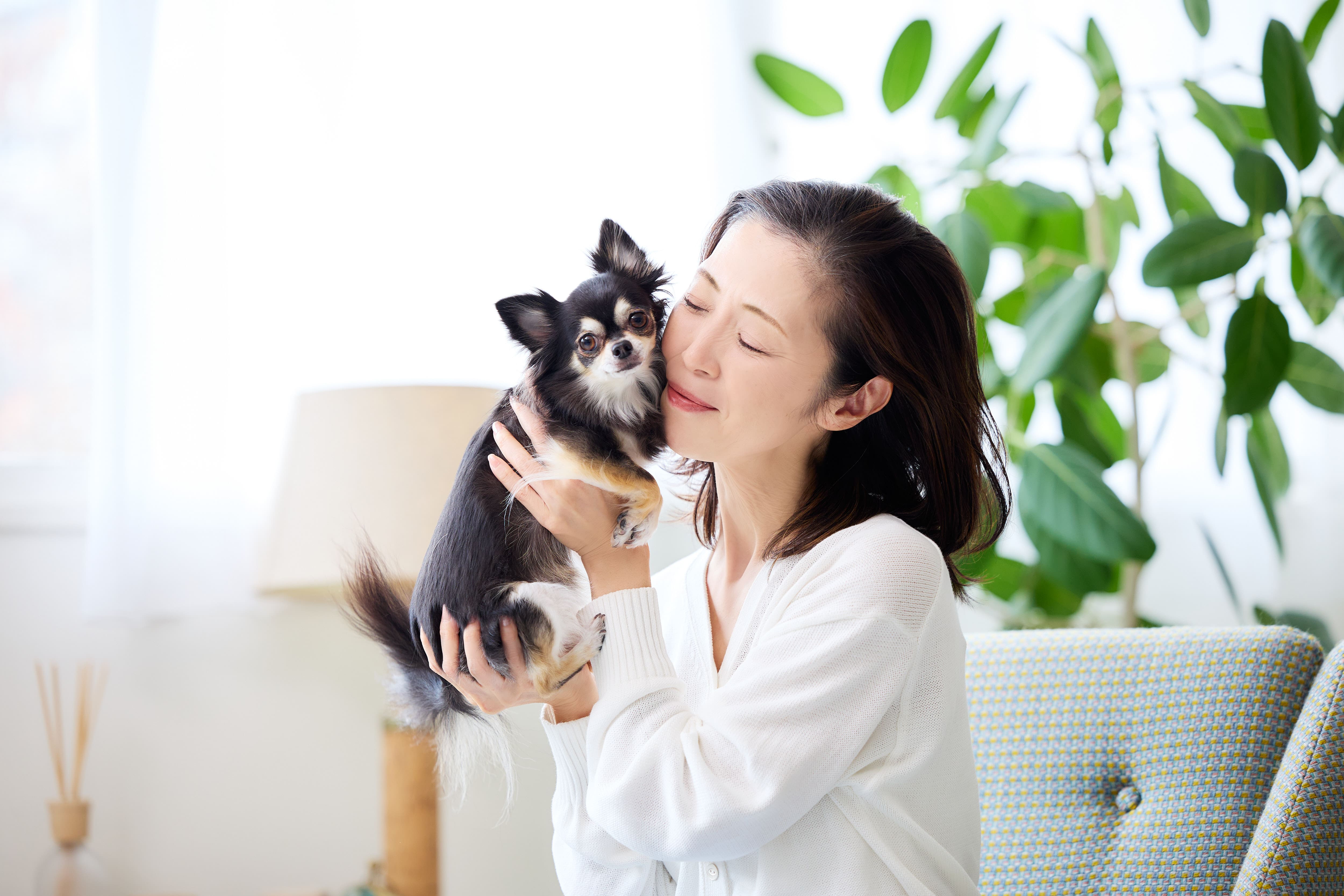 飼い主とくつろぐ犬